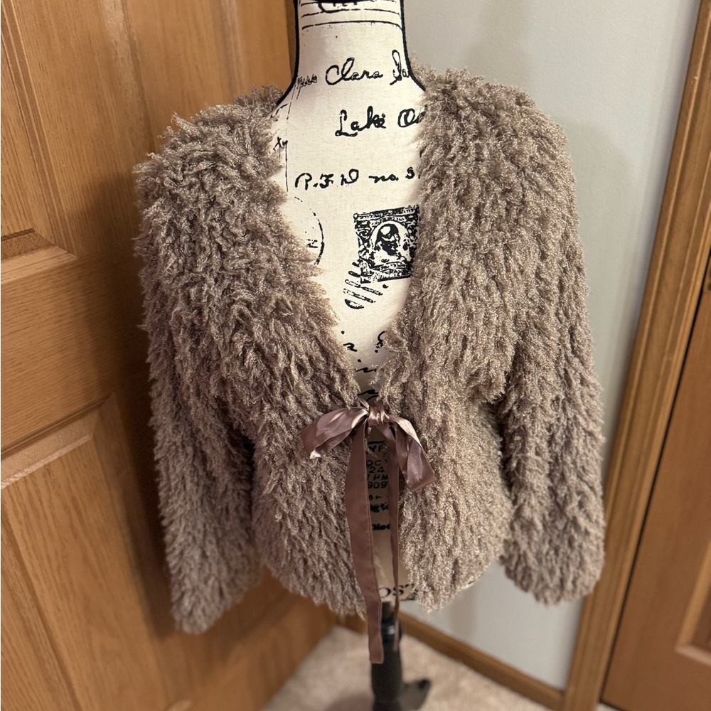 Cozy Faux Fur Tan/Taupe Cropped Jacket with tie front EUC